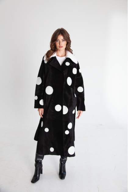 Long sheepskin coat with a pea print