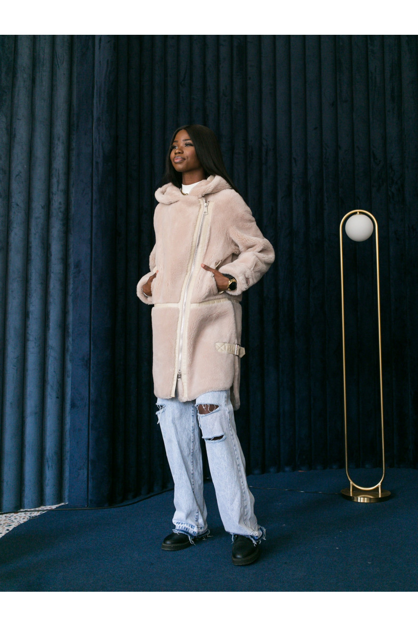Women's sheepskin coat made of cream-colored natural sheepskin wool