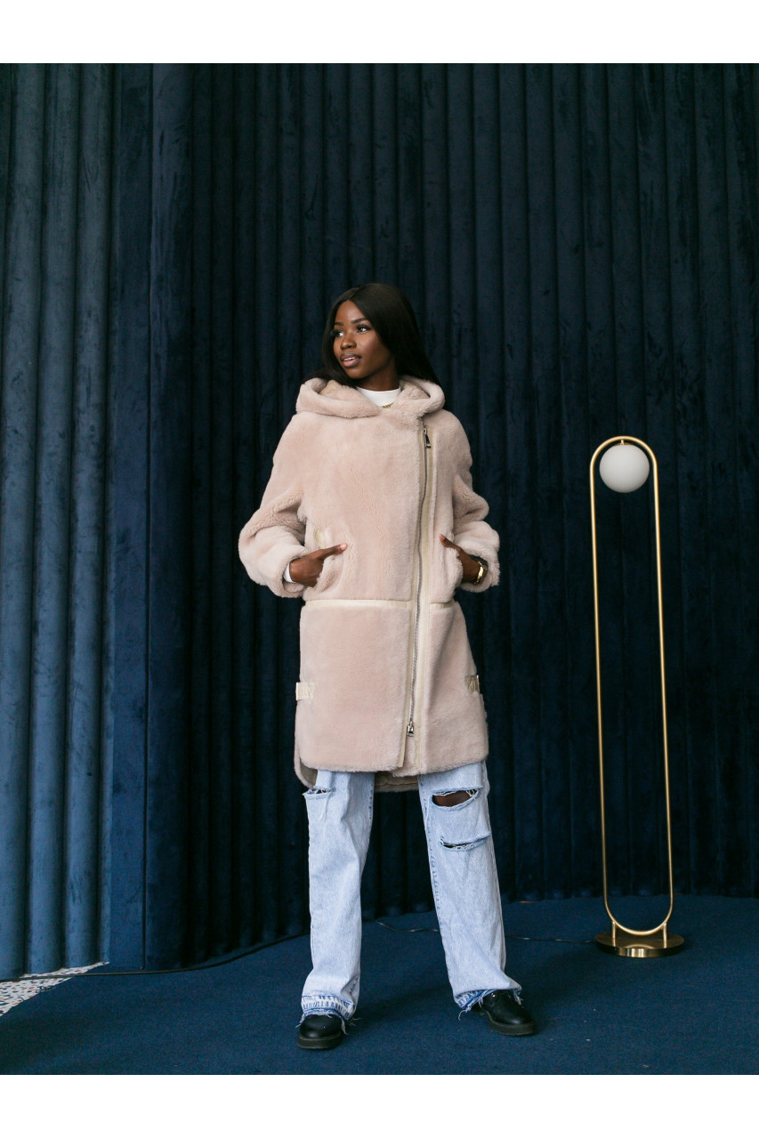 Women's sheepskin coat made of cream-colored natural sheepskin wool