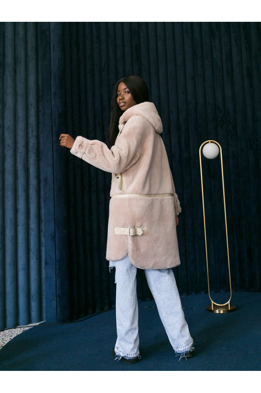 Women's sheepskin coat made of cream-colored natural sheepskin wool