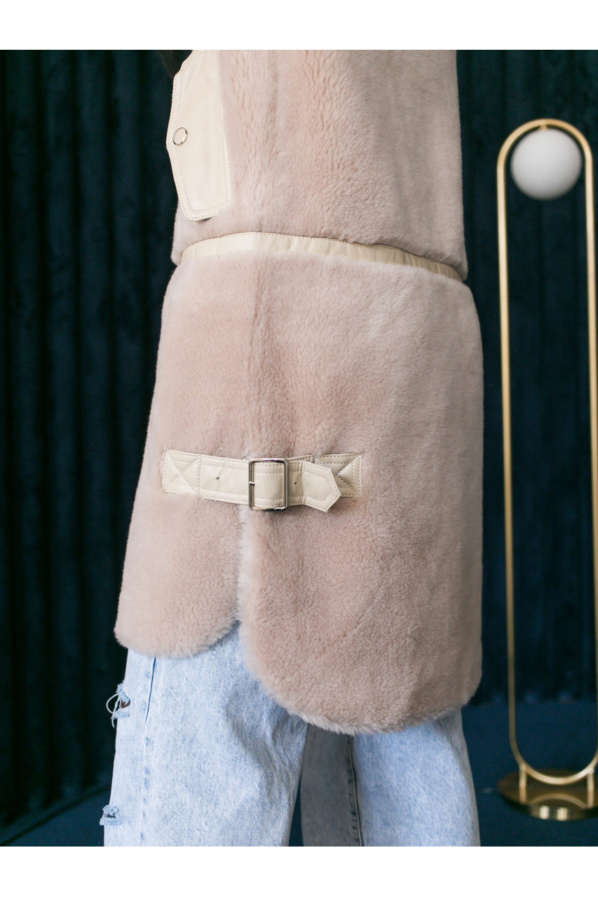 Women's sheepskin coat made of cream-colored natural sheepskin wool