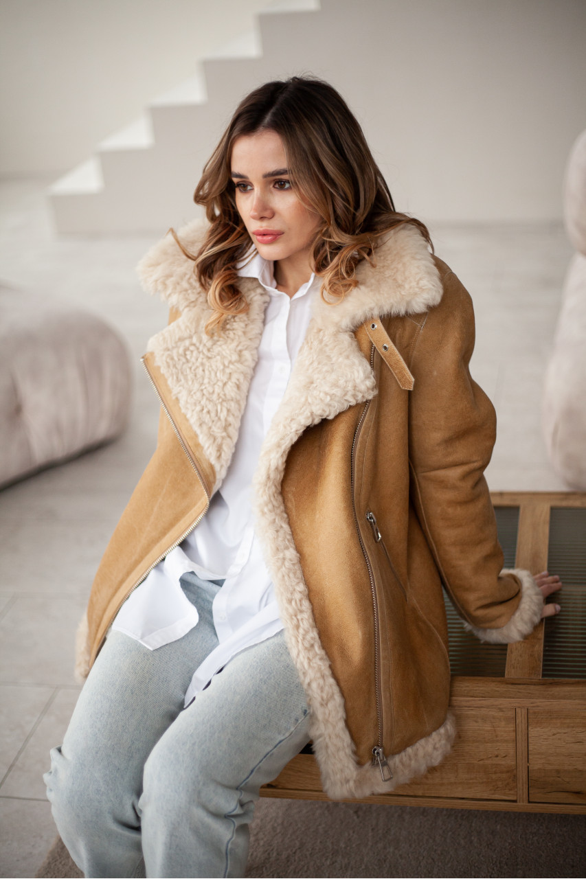 Women's sheepskin coat made of natural straw-colored sheepskin in VINTAGE style