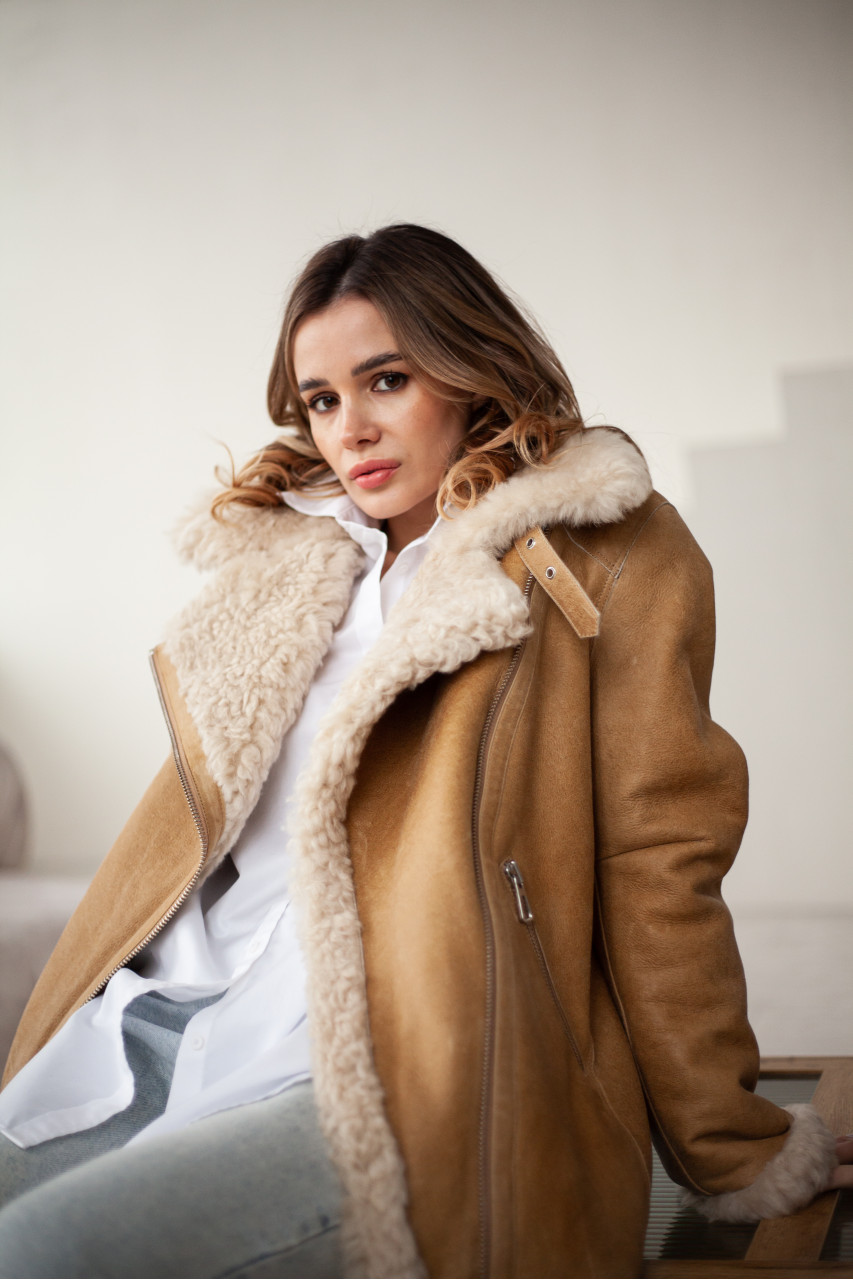 Women's sheepskin coat made of natural straw-colored sheepskin in VINTAGE style